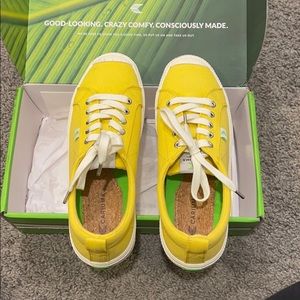 Cariuma yellow sneaker w 8.5